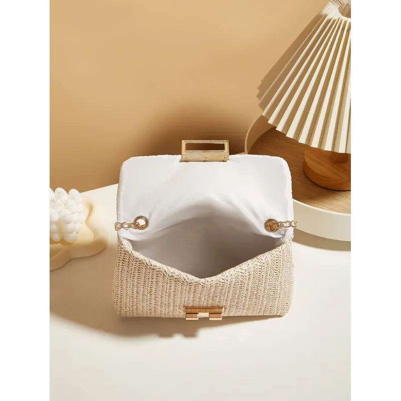 Strohtasche mit Kettenriemen ⎜ Schlichte Damenhandtasche mit Verschlussklappe für Sommer und Freizeit
