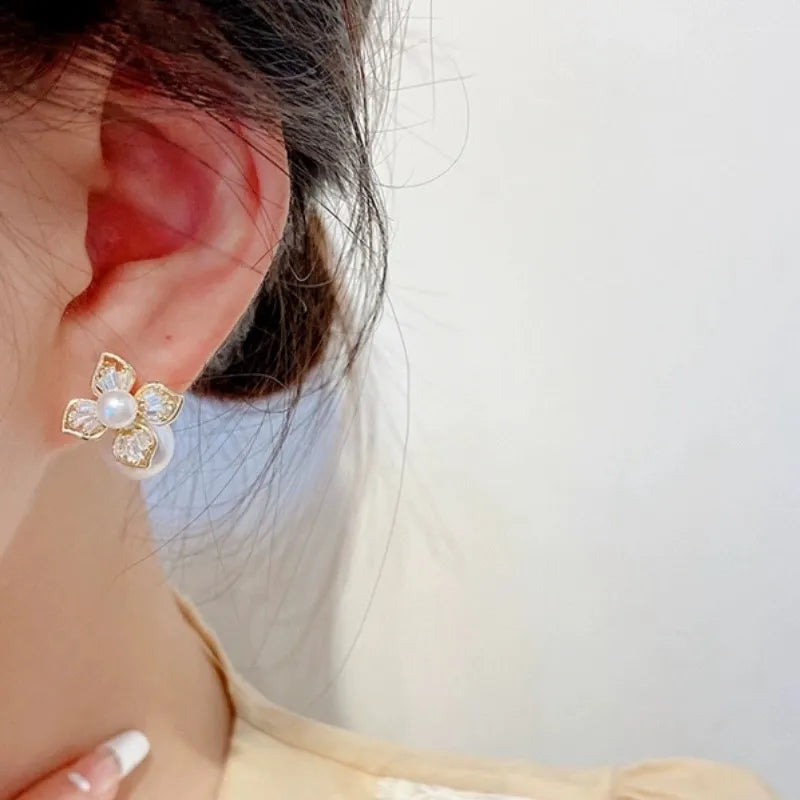 Zarte Blütenohrringe mit Perle ⎜ Elegantes Design für romantische Anlässe und Feiern