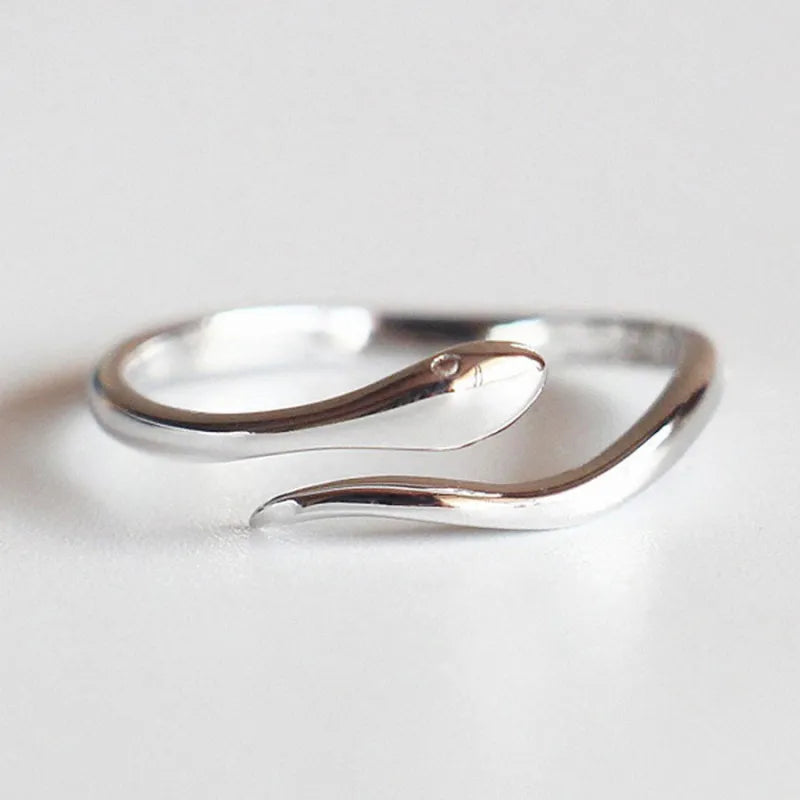 Offener Damenring in Schlangenoptik ⎜ Glänzender Ring mit elegantem Design für moderne Alltagslooks