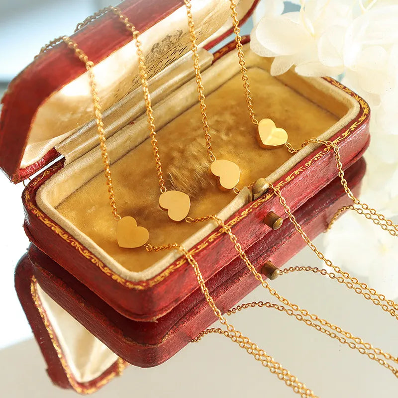 Herzarmband für Damen ⎜ Filigrane vergoldete Kette als liebevolles Accessoire für jeden Anlass