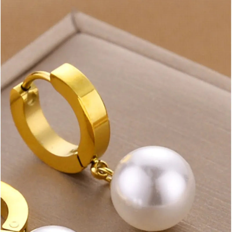 Goldene Perlenohrringe für Damen ⎜ Filigranes Design mit weißen Perlen für elegante Tage