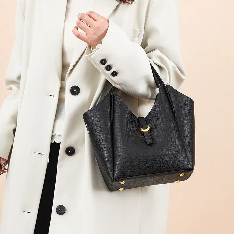 Henkeltasche für Damen aus Lederoptik ⎜ Geräumige Umhängetasche mit Tragegriff für elegante Alltagslooks
