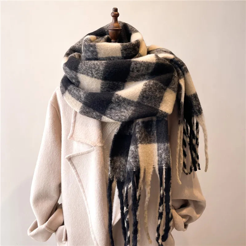 Karierter Schal für Damen und Herren ⎜ Weiches Material mit Fransen für stilvolle Winter-Outfits
