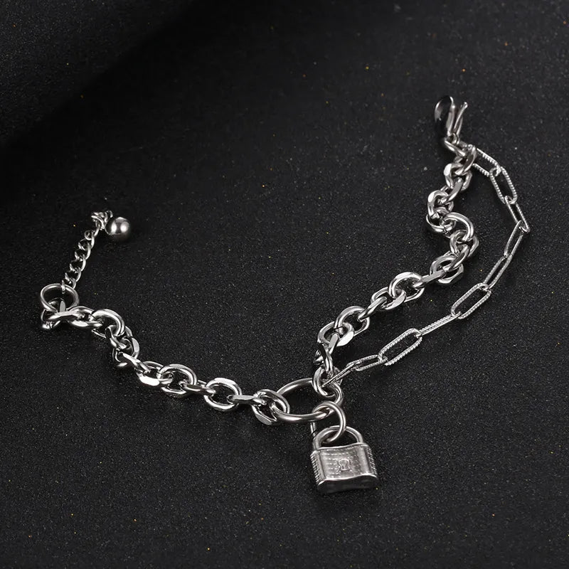 Besonderes Armband für Damen ⎜ Silberne Kette mit Vorhängeschloss im trendigen Look
