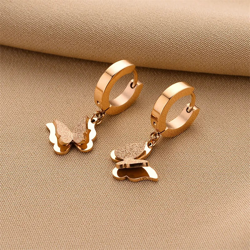 Femininer Ohrschmuck mit Schmetterlingsmotiv ⎜ Zarte Goldoptik für leichte und verspielte Styles