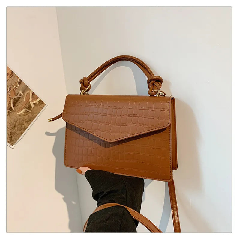 Klassische Umhängetasche für Damen ⎜ Kompakte Tasche in Kroko-Optik mit Griff für stilvolle Outfits