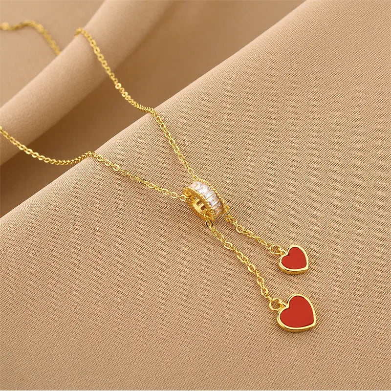Romantische Herz-Kette für Damen ⎜ Vergoldetes Schmuckstück mit zwei Anhängern für stilvolle Outfits