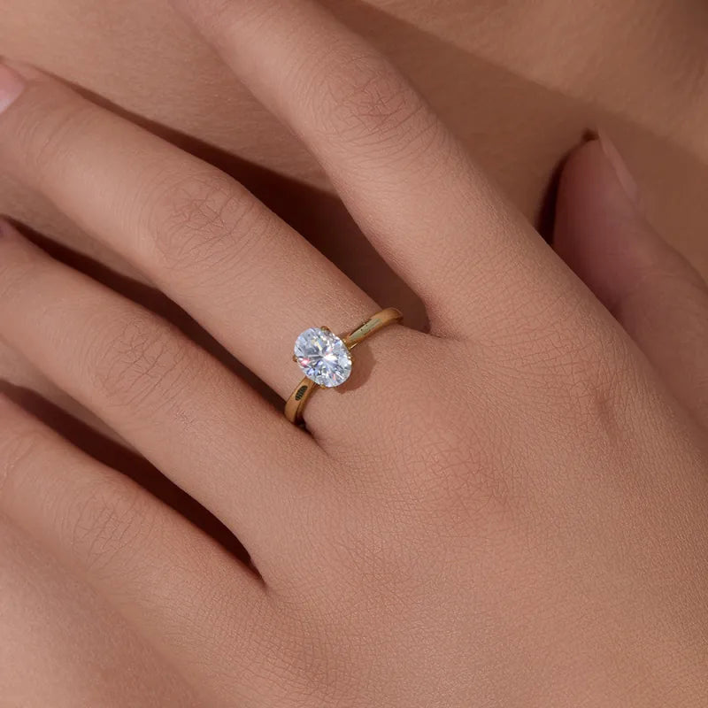 Ring für Damen in Goldoptik ⎜ Klassischer Solitärring mit Zirkonia für elegante Anlässe und Hochzeiten
