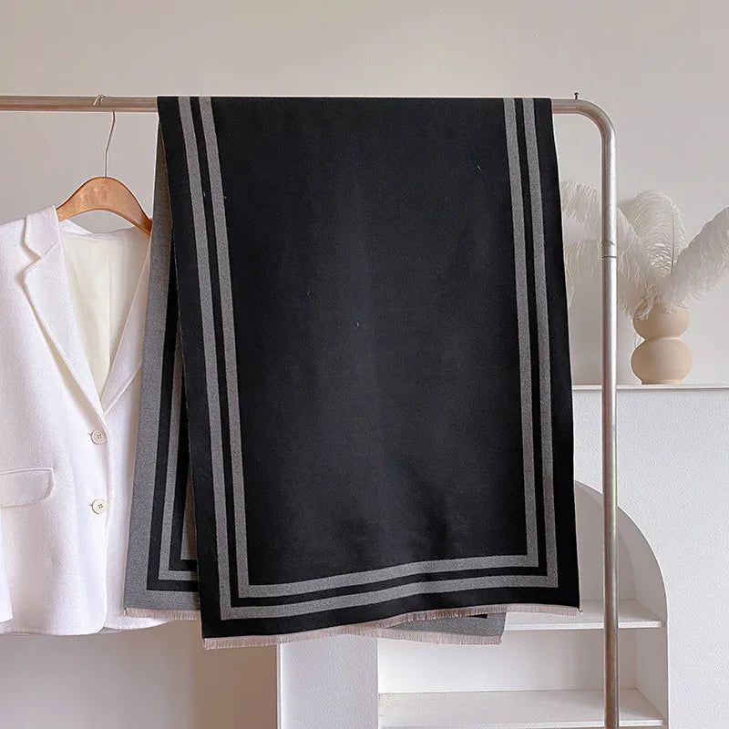 Schal mit grafischen Linien ⎜ Gefüttertes Modell für elegante Damen-Winterlooks
