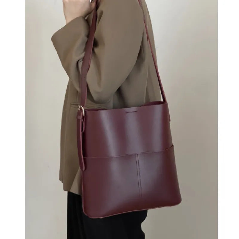 Damen Schultertasche in Lederoptik ⎜ Schlichte Tragetasche mit großem Hauptfach und verstellbarem Gurt
