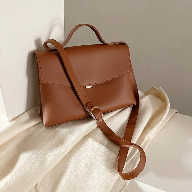 Schultertasche für Damen ⎜ Kompakte Umhängetasche mit Magnetverschluss und edlem, mattem Finish