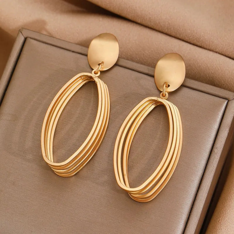 Goldene Ohrringe mit Ovalstruktur ⎜ Modernes Design mit filigraner Form für elegante Looks
