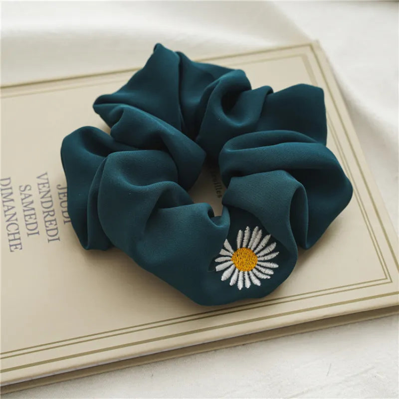 Haargummi mit Gänseblümchen-Stickerei ⎜ Weiches Scrunchie für stilvolles und schonendes Haarstyling