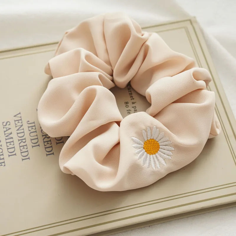 Haargummi mit Gänseblümchen-Stickerei ⎜ Weiches Scrunchie für stilvolles und schonendes Haarstyling