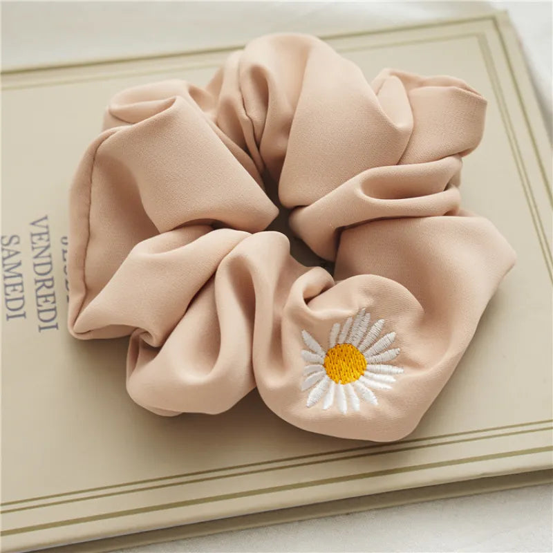 Haargummi mit Gänseblümchen-Stickerei ⎜ Weiches Scrunchie für stilvolles und schonendes Haarstyling