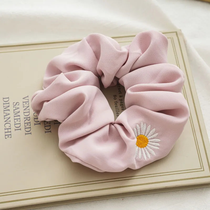 Haargummi mit Gänseblümchen-Stickerei ⎜ Weiches Scrunchie für stilvolles und schonendes Haarstyling