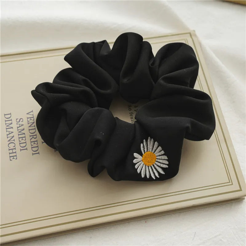 Haargummi mit Gänseblümchen-Stickerei ⎜ Weiches Scrunchie für stilvolles und schonendes Haarstyling