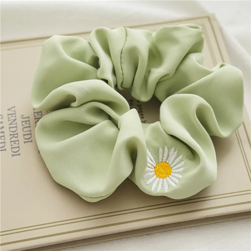 Haargummi mit Gänseblümchen-Stickerei ⎜ Weiches Scrunchie für stilvolles und schonendes Haarstyling