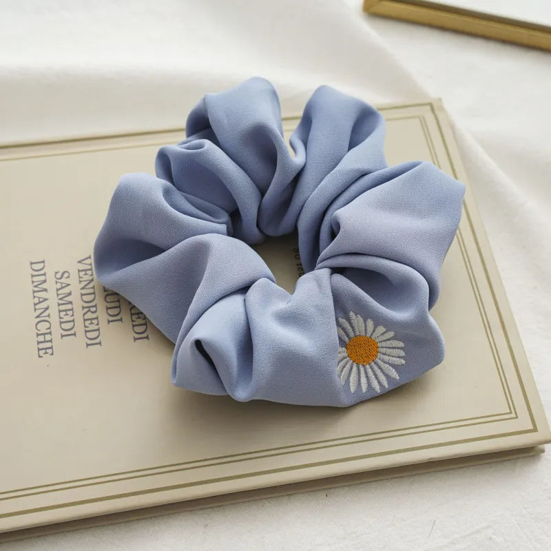 Haargummi mit Gänseblümchen-Stickerei ⎜ Weiches Scrunchie für stilvolles und schonendes Haarstyling