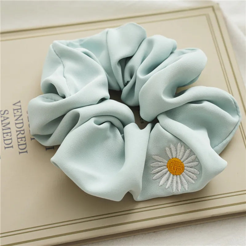 Haargummi mit Gänseblümchen-Stickerei ⎜ Weiches Scrunchie für stilvolles und schonendes Haarstyling