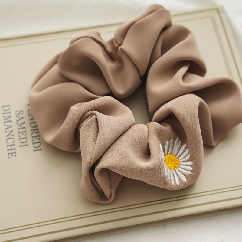 Haargummi mit Gänseblümchen-Stickerei ⎜ Weiches Scrunchie für stilvolles und schonendes Haarstyling