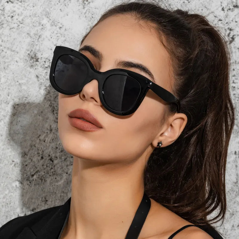 Damen-Sonnenbrille mit markantem Rahmen ⎜ Stylischer Begleiter für Sommer und Reisen
