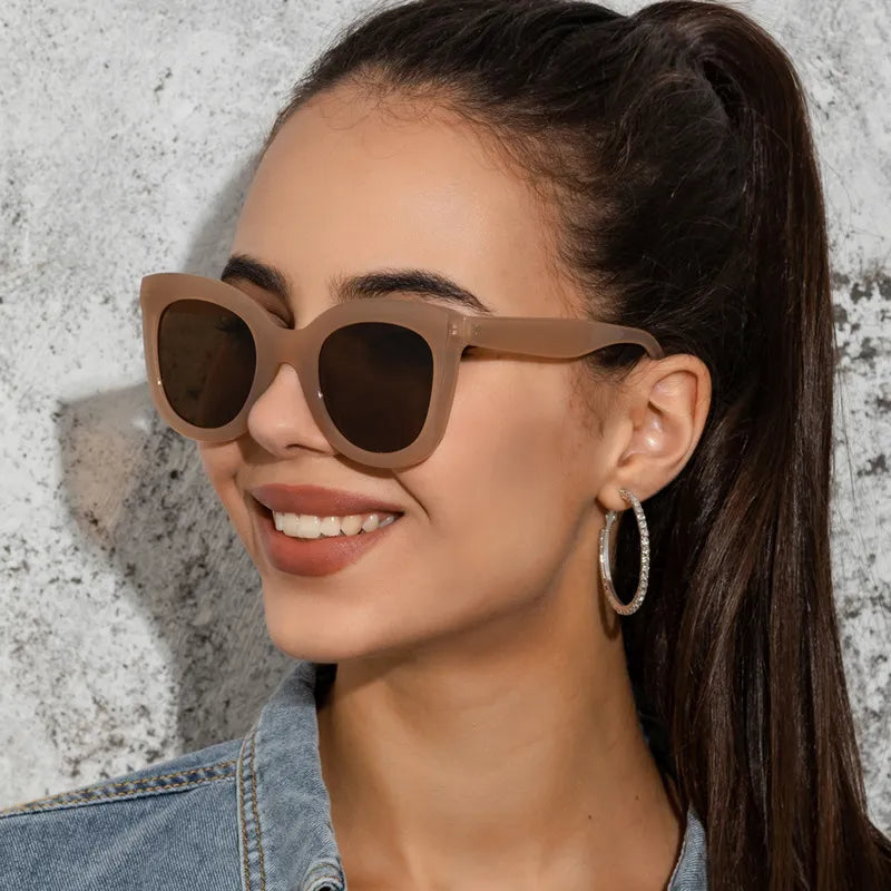 Damen-Sonnenbrille mit markantem Rahmen ⎜ Stylischer Begleiter für Sommer und Reisen