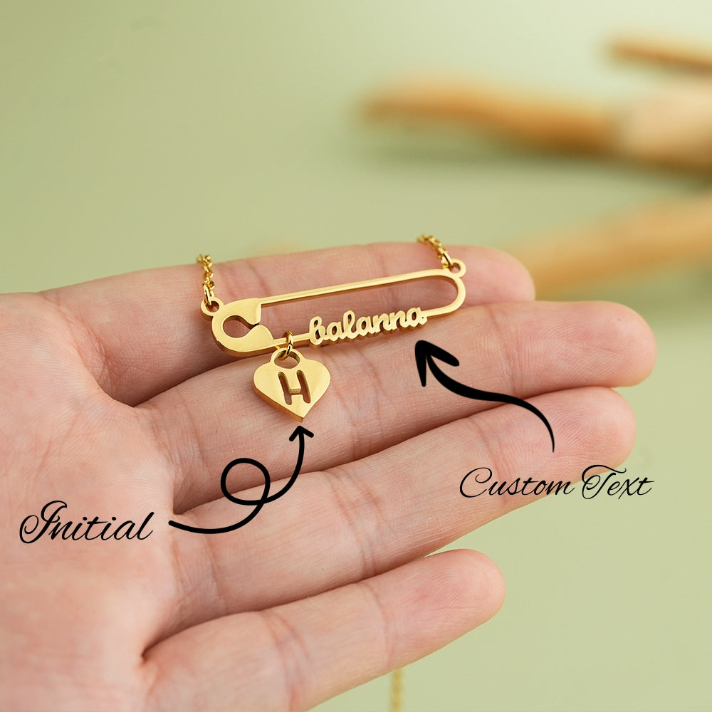 Personalisierte Namenskette für Damen ⎜ Vergoldete Halskette mit Sicherheitsnadel, Herzanhänger und Initialgravur als individuelles Geschenk