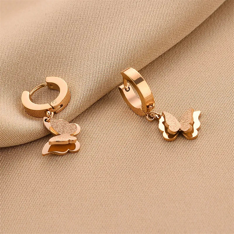 Femininer Ohrschmuck mit Schmetterlingsmotiv ⎜ Zarte Goldoptik für leichte und verspielte Styles