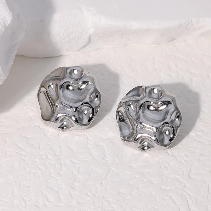 Ohrstecker für Damen ⎜ Edelstahlschmuck mit unregelmäßiger Faltstruktur für moderne und auffällige Styles