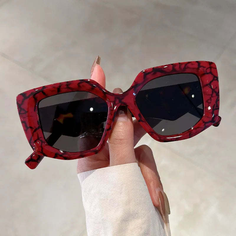 Auffällige Damen-Sonnenbrille im Statement-Look ⎜ Individuell gestylt mit UV-Schutz
