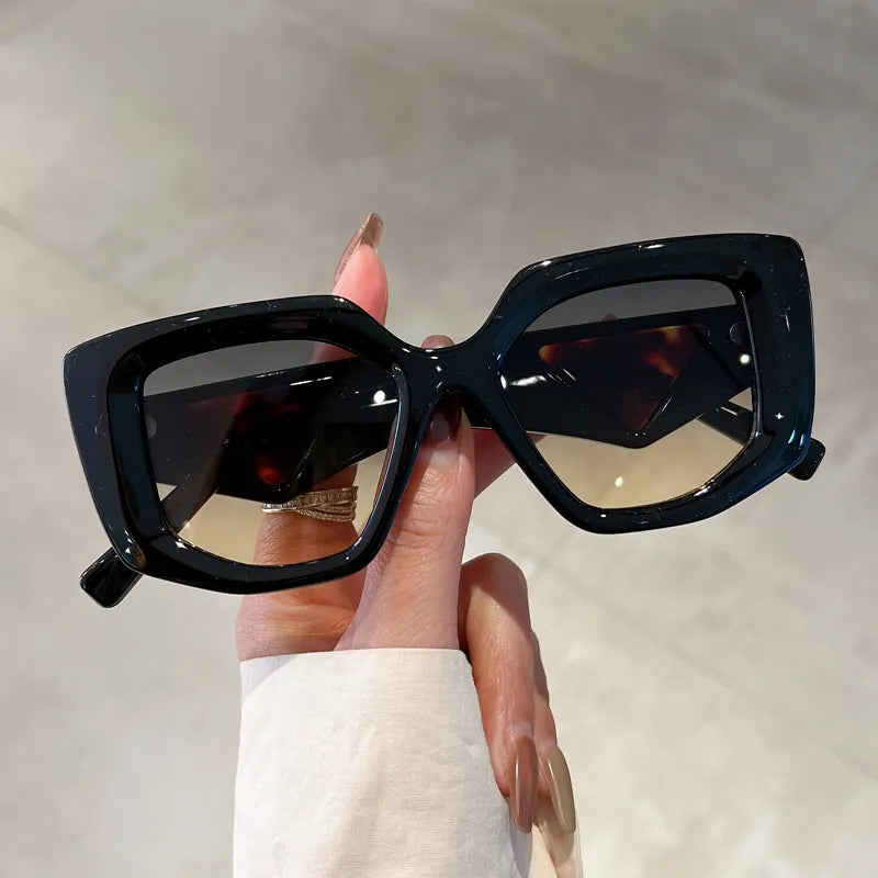Auffällige Damen-Sonnenbrille im Statement-Look ⎜ Individuell gestylt mit UV-Schutz
