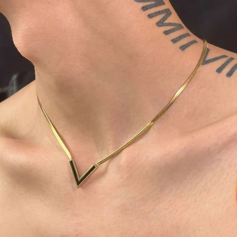 Halsschmuck für Frauen⎜ Vergoldete Schlangenkette mit modernem V-Anhänger für elegante Minimalistinnen