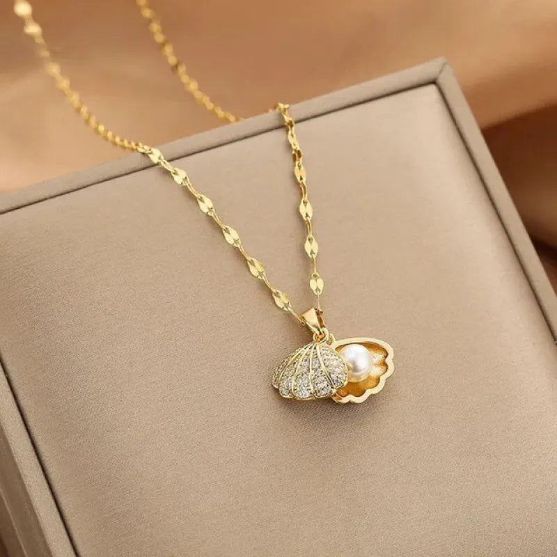 Maritimer Halsschmuck für Damen ⎜ Vergoldete Kette mit Muschel und Perlendetail für elegante Sommerlooks