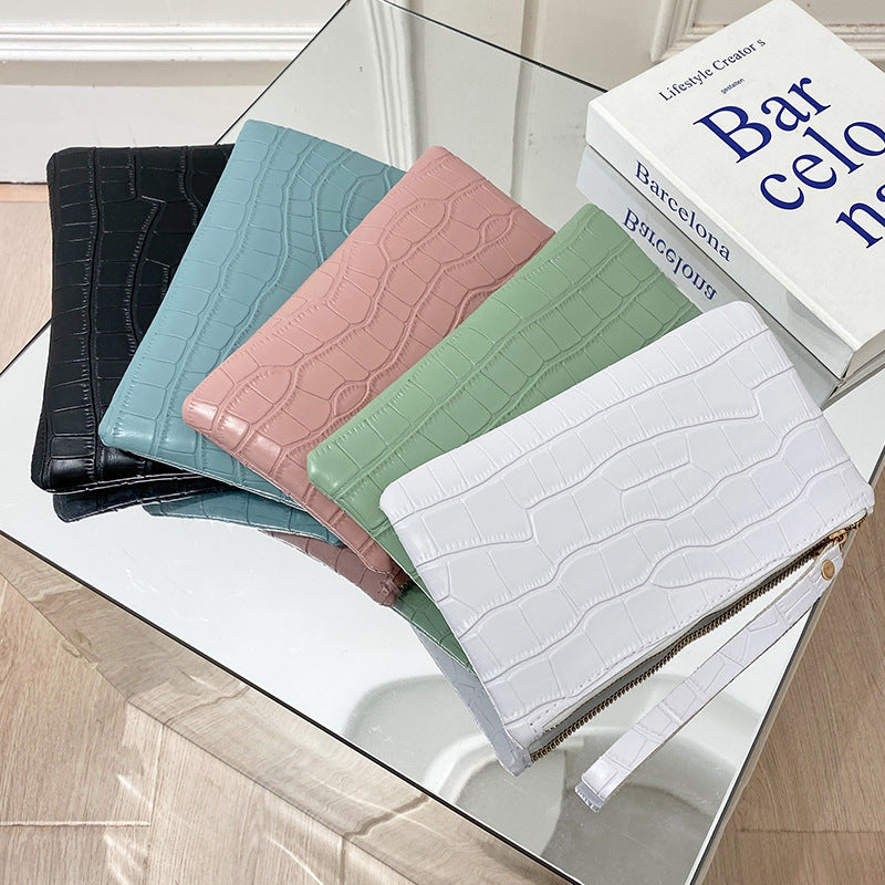 Damen Clutch in Lederoptik ⎜ Schlanke Reißverschlusstasche mit Krokoprägung für Alltag und Events