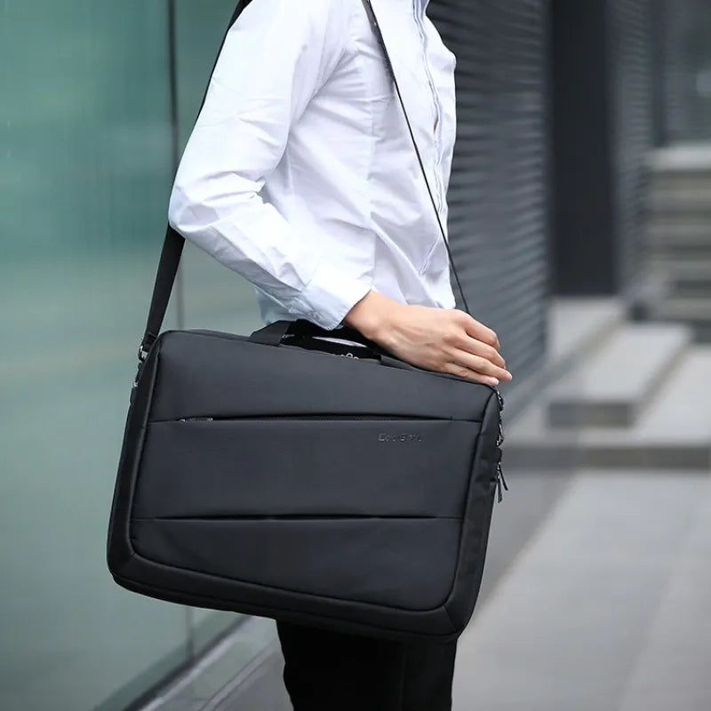 Wasserfeste Notebooktasche für Herren ⎜ Robuste Umhängetasche mit Stoßschutz für Alltag und Business
