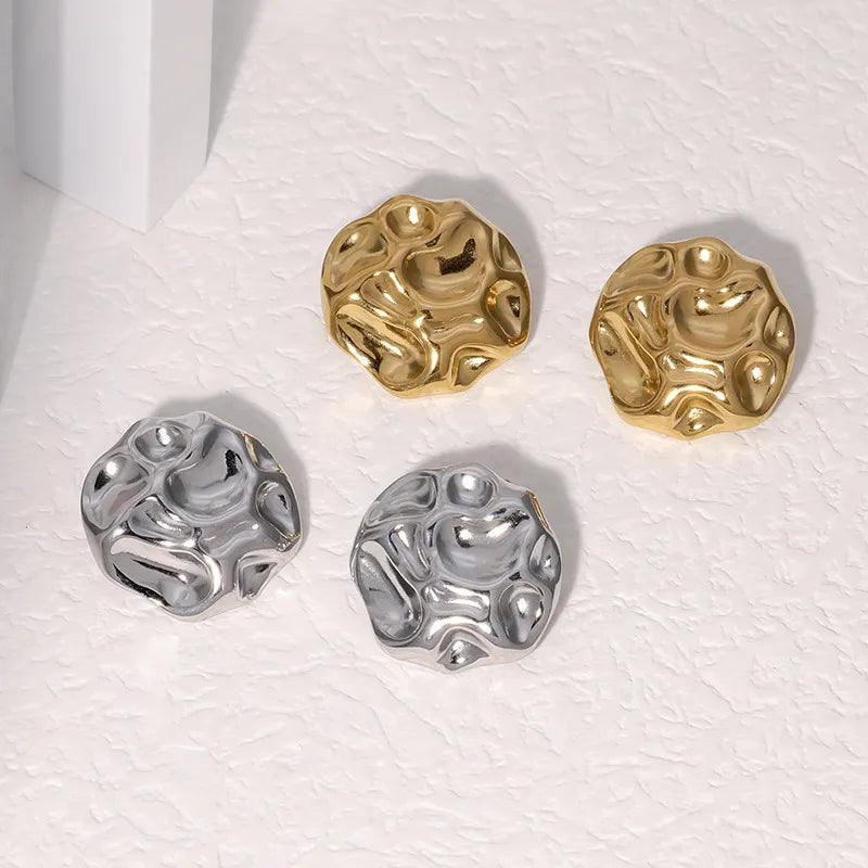Ohrstecker für Damen ⎜ Edelstahlschmuck mit unregelmäßiger Faltstruktur für moderne und auffällige Styles