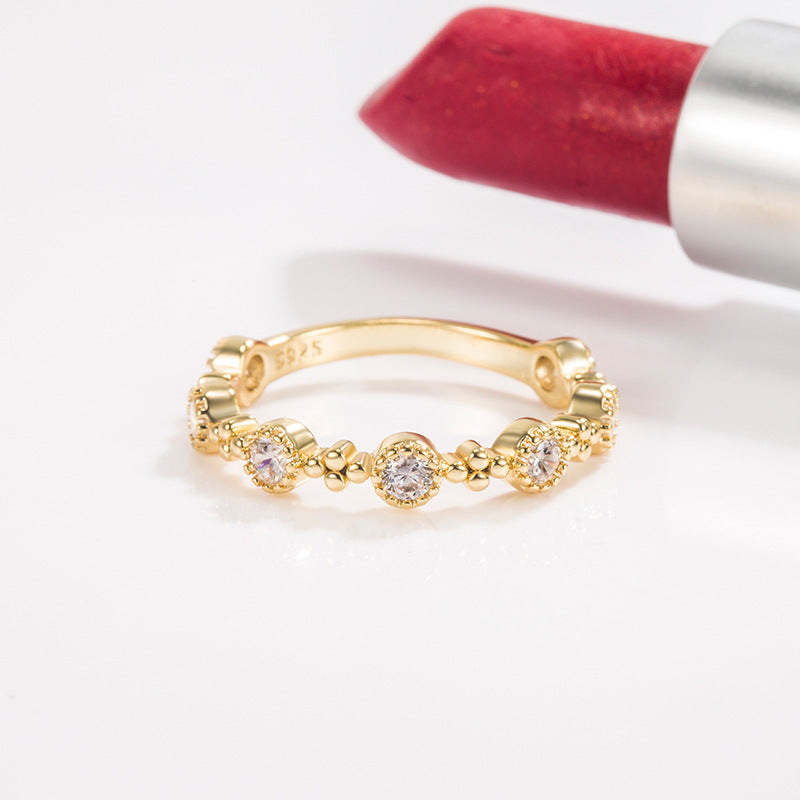 Damenring in Goldoptik mit Zirkonia ⎜ Verspieltes Design mit funkelnden Steinen für elegante und moderne Outfits