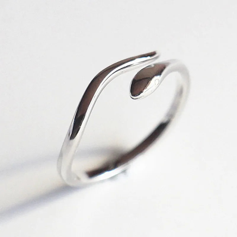Offener Damenring in Schlangenoptik ⎜ Glänzender Ring mit elegantem Design für moderne Alltagslooks