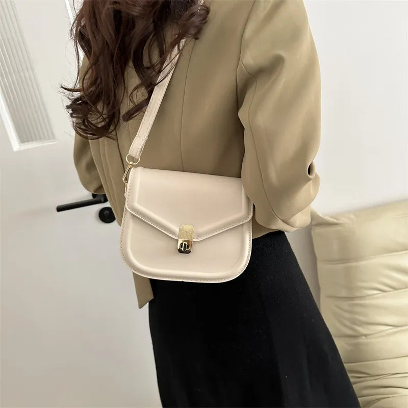 Damen Umhängetasche in Lederoptik ⎜ Kompakte Crossbody Bag mit Schnalle für Alltag und Freizeit