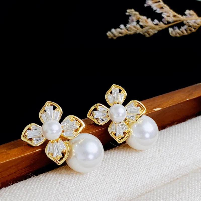 Zarte Blütenohrringe mit Perle ⎜ Elegantes Design für romantische Anlässe und Feiern