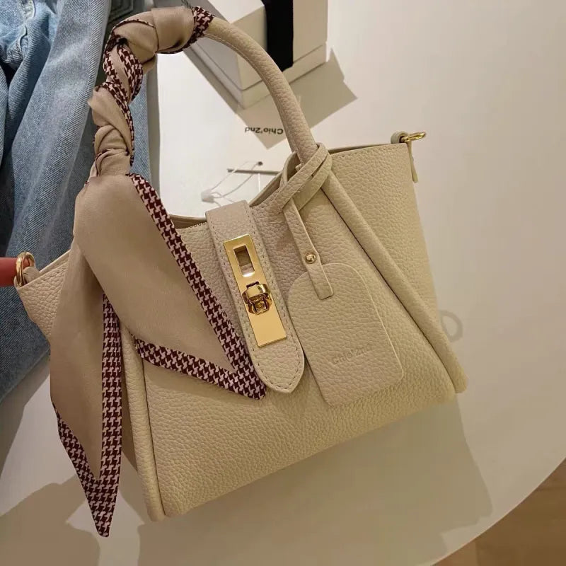 Handtasche für Damen ⎜ Tragetasche aus Lederoptik mit dekorativem Tuch und goldfarbenem Verschluss