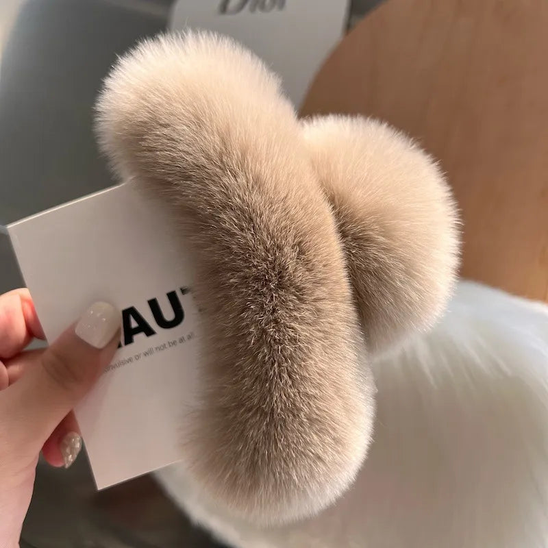 Spange mit Fellüberzug für Damen ⎜ Weiche Haarklammer für elegantes Styling und warmen Tragekomfort im Winter