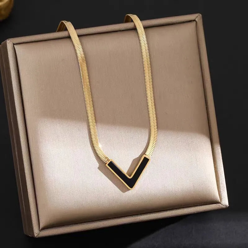 Halsschmuck für Frauen⎜ Vergoldete Schlangenkette mit modernem V-Anhänger für elegante Minimalistinnen