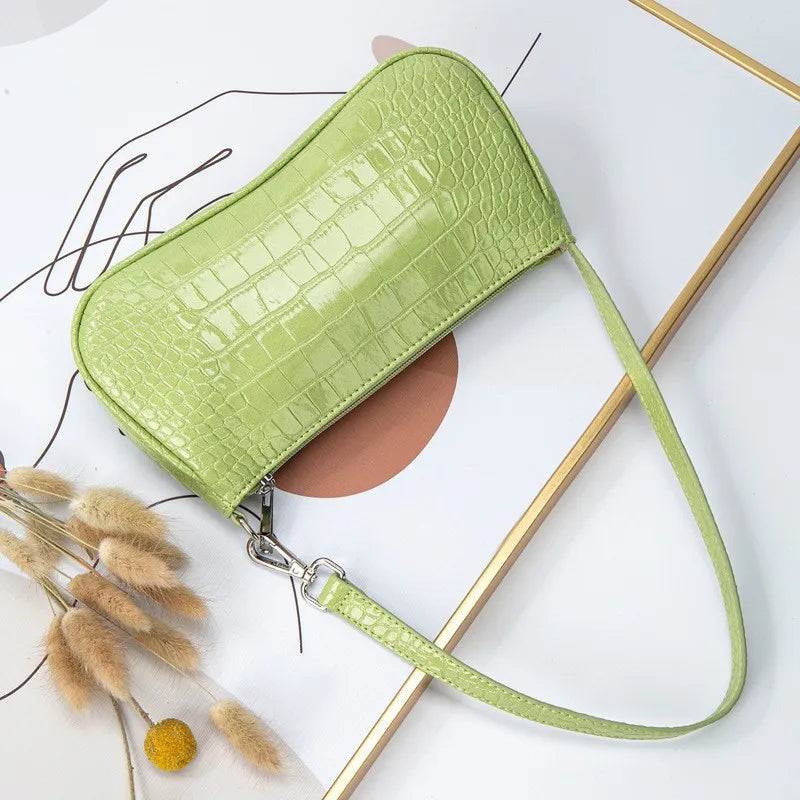 Umhängetasche für Damen ⎜ Glänzende Schultertasche in Kroko-Optik für modische Outfits und Freizeit