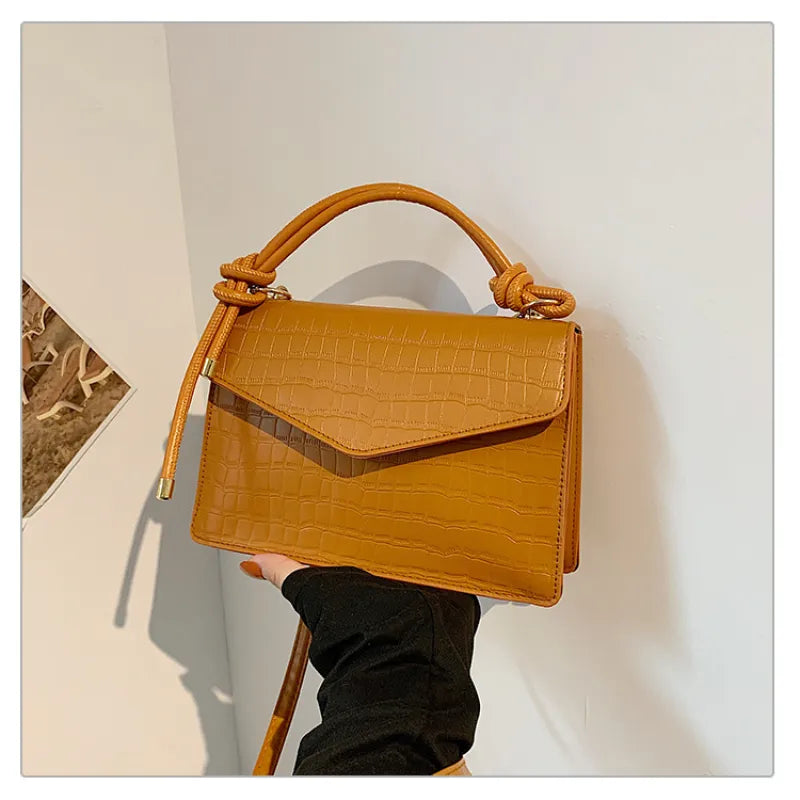 Klassische Umhängetasche für Damen ⎜ Kompakte Tasche in Kroko-Optik mit Griff für stilvolle Outfits