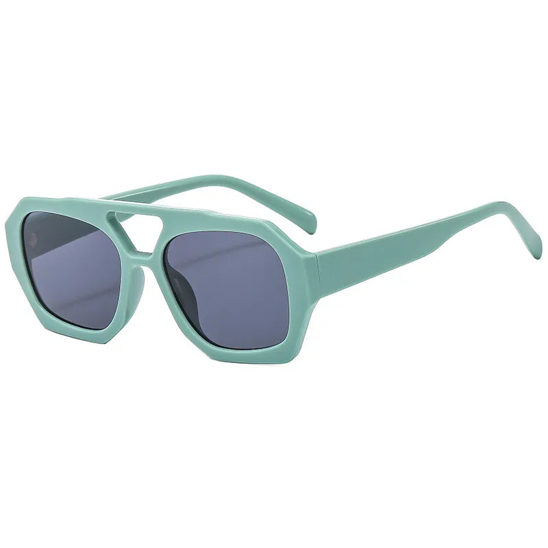 Retro Sonnenbrille mit klassischem Touch ⎜ Stil & Sicht bei jedem Sonnenstrahl
