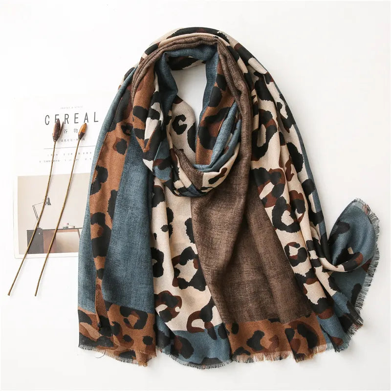 Leoparden-Schal mit Fransen für Damen ⎜ Vielseitiges Accessoire für herbstliche Outfits und leichten Sonnenschutz