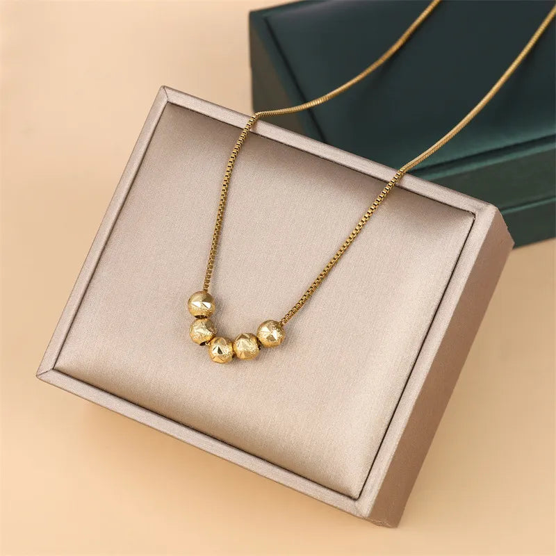Halskette für Damen ⎜ Vergoldete Kette mit glänzenden Kugelanhängern für stilvolle Alltags- und Business-Looks