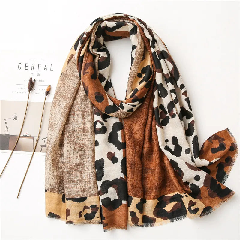 Leoparden-Schal mit Fransen für Damen ⎜ Vielseitiges Accessoire für herbstliche Outfits und leichten Sonnenschutz